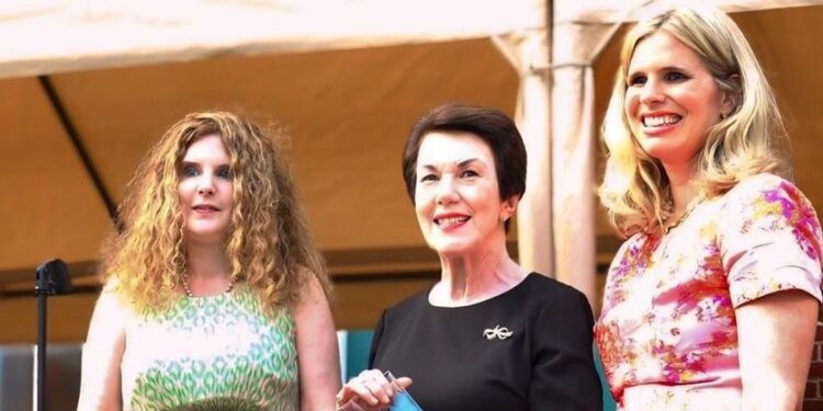 Embajadora Sonia Guzmán es reconocida por sus aportes a la educación