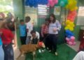Estudiante le regala un chivo a su profesora en el Día del Maestro