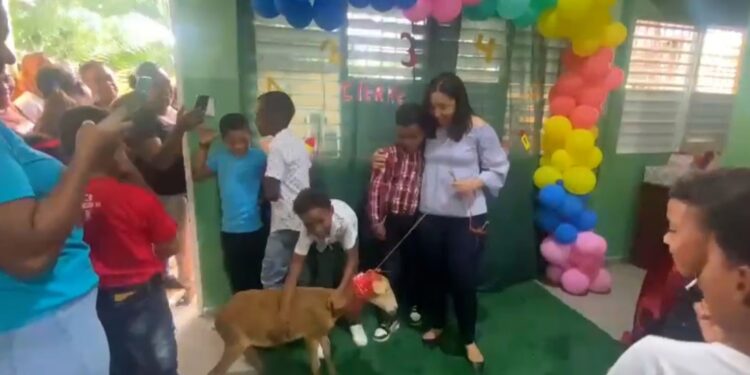 Estudiante le regala un chivo a su profesora en el Día del Maestro