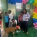 Estudiante le regala un chivo a su profesora en el Día del Maestro
