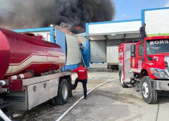 Incendio en  nave ubicada en autopista Duarte es asistido bajo la coordinación del 911