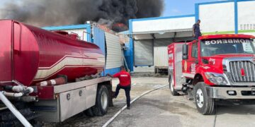 Incendio en  nave ubicada en autopista Duarte es asistido bajo la coordinación del 911