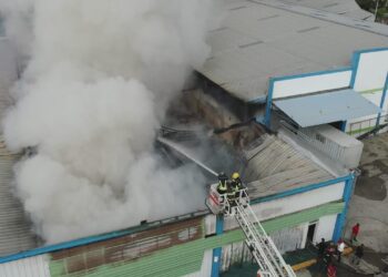 Aseguran uso de drones resultó vital para controlar incendio en nave industrial de autopista Duarte