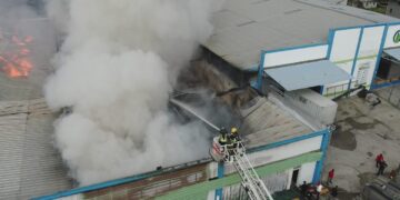 Aseguran uso de drones resultó vital para controlar incendio en nave industrial de autopista Duarte