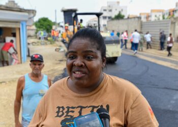 Comunitarios reciben con júbilo trabajos de remodelación y asfaltado de calles en sectores de SDE