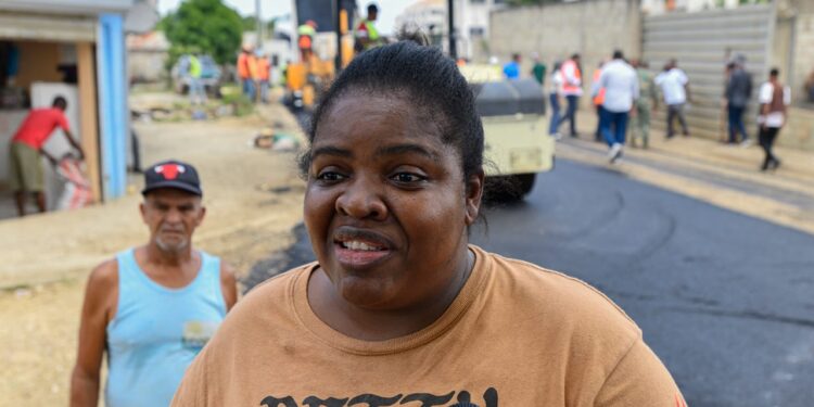 Comunitarios reciben con júbilo trabajos de remodelación y asfaltado de calles en sectores de SDE