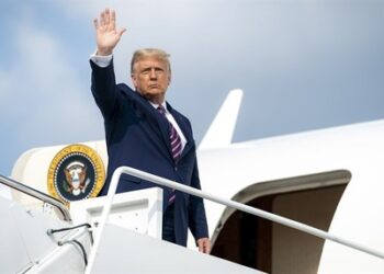 Donald Trump llega a Atlanta en su avión privado para su primer debate con Biden