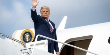 Donald Trump llega a Atlanta en su avión privado para su primer debate con Biden