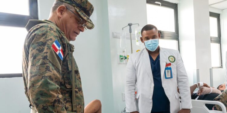 Comandante general visita soldados accidentados en tramo carretero de Azua y San Juan