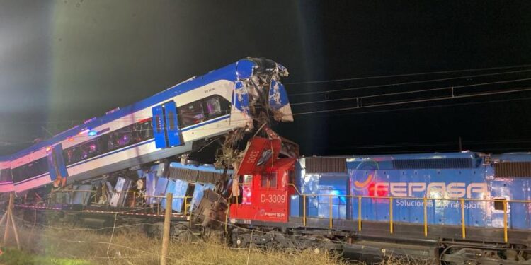 Al menos dos muertos y nueve heridos por el choque frontal de dos trenes en Chile