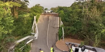 Un fallecido y tres heridos por el colapso de un puente en Venezuela