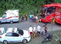 Autobús arrolla paramédicos que atendían accidente en vía de Ecuador
