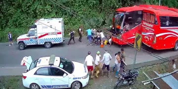Autobús arrolla paramédicos que atendían accidente en vía de Ecuador