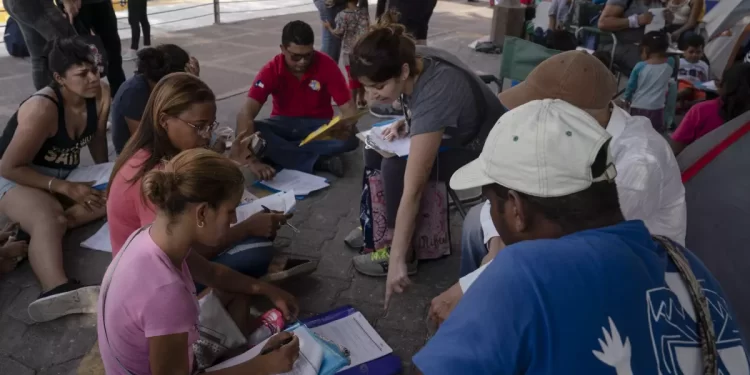 Demandan contra el Gobierno de Biden decreto que restringe asilo en la frontera