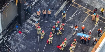 Buscan aún a un desaparecido tras incendio que dejó 22 muertos en fábrica surcoreana