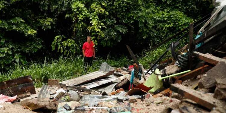 El Salvador mantiene a más de 3.800 personas evacuadas en albergues y reduce la alerta