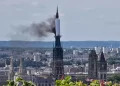 Se incendia la aguja de la catedral de Rouen, en Francia