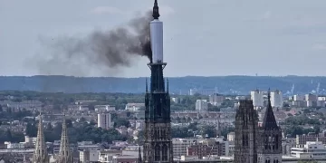 Se incendia la aguja de la catedral de Rouen, en Francia
