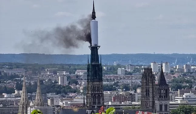 Se incendia la aguja de la catedral de Rouen, en Francia