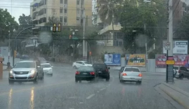 Onda tropical y vaguada provocarán aguaceros este miércoles