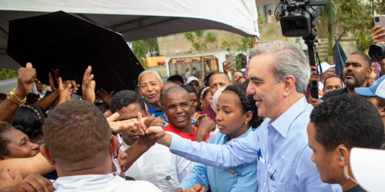 Abinader inaugurará 5 obras y entregará títulos de propiedad en SDE