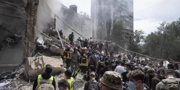 Kiev se entristece mientras los rescatistas retiran los escombros de un hospital infantil alcanzado por un misil ruso