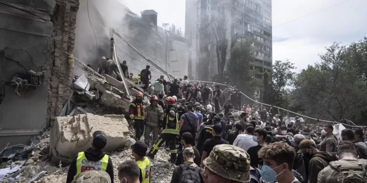 Kiev se entristece mientras los rescatistas retiran los escombros de un hospital infantil alcanzado por un misil ruso