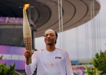 Rapero Snoop Dogg porta la antorcha en la ceremonia inaugural de Paris 2024