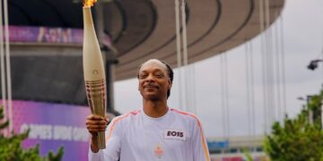 Rapero Snoop Dogg porta la antorcha en la ceremonia inaugural de Paris 2024