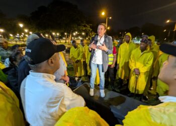 Carolina Mejía coordina hasta altas horas de la noche acciones para recuperar normalidad en el malecón