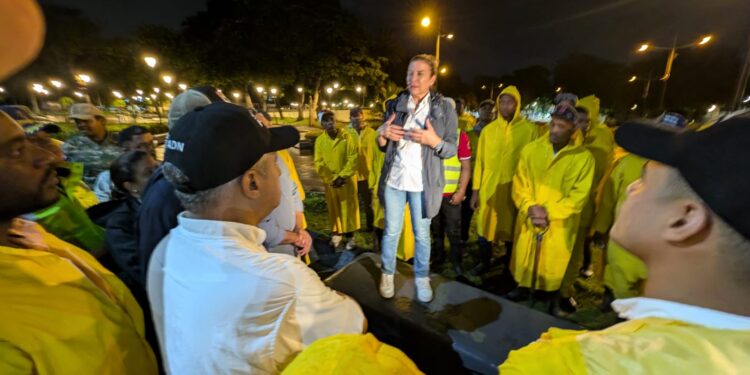 Carolina Mejía coordina hasta altas horas de la noche acciones para recuperar normalidad en el malecón