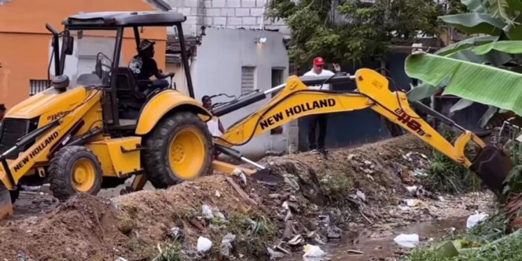 ASDN interviene varias cañadas ante incidencia del huracán Beryl en el municipio