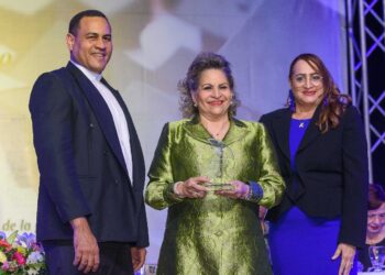 Reconocen a Alexandra Izquierdo en la 78ª graduación del Colegio Santo Domingo