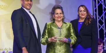 Reconocen a Alexandra Izquierdo en la 78ª graduación del Colegio Santo Domingo