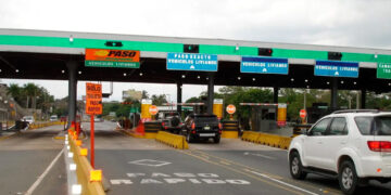 Restablecen los servicios del peaje de Las Américas tras ser impactado por un rayo