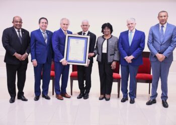 Senado reconoce al músico clásico José Antonio Molina por sus aportes al arte y la cultura nacional