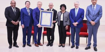 Senado reconoce al músico clásico José Antonio Molina por sus aportes al arte y la cultura nacional