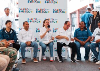 Alcaldesa Carolina Mejía escucha a comunitarios de San Miguel y lleva soluciones