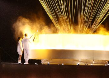 El pebetero de los Juegos Olímpicos brilla en una inauguración pasada por agua