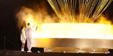 El pebetero de los Juegos Olímpicos brilla en una inauguración pasada por agua