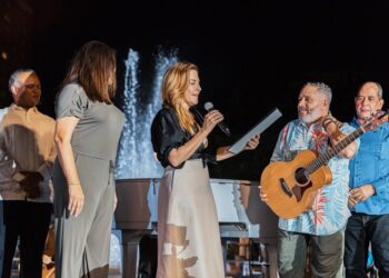 Alcaldesa Carolina Mejía entrega Medalla al Mérito a Rafael Solano y a Niní Cáffaro