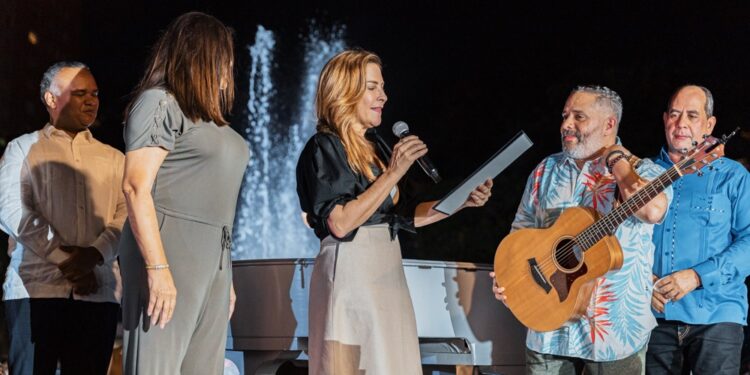Alcaldesa Carolina Mejía entrega Medalla al Mérito a Rafael Solano y a Niní Cáffaro