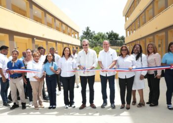 Presidente Abinader inaugura un liceo, dos estancias infantiles, un polideportivo y una cañada en el Gran Santo Domingo