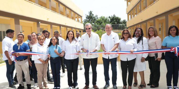 Presidente Abinader inaugura un liceo, dos estancias infantiles, un polideportivo y una cañada en el Gran Santo Domingo