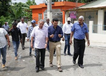 Wellington Arnaud supervisa los trabajos de acueducto de Villa Altagracia y reitera compromiso de entrega