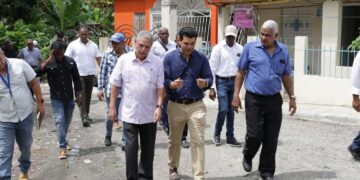 Wellington Arnaud supervisa los trabajos de acueducto de Villa Altagracia y reitera compromiso de entrega