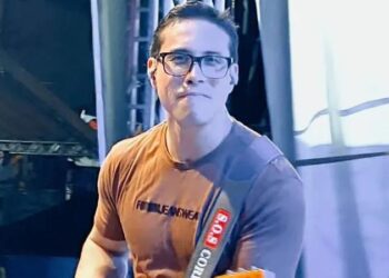 El cantante brasileño Ayres Sasaki murió electrocutado tras abrazar a una fanática