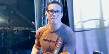 El cantante brasileño Ayres Sasaki murió electrocutado tras abrazar a una fanática