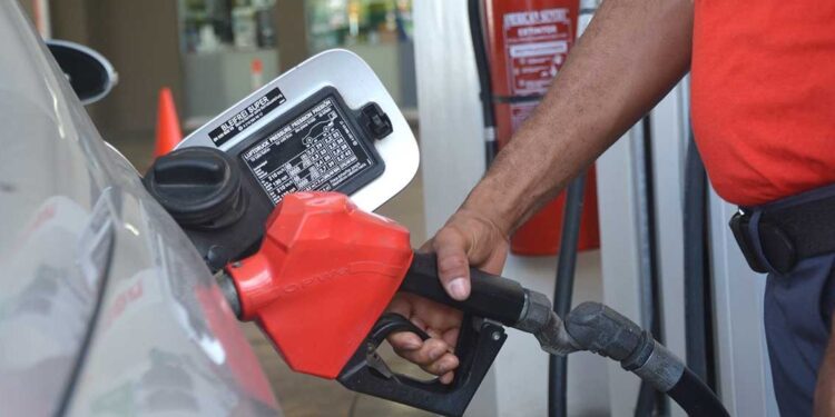 Gobierno mantiene precio de principales combustibles con subsidio de RD$ 550 millones