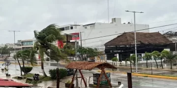 Beryl toca tierra en México bajo alerta roja